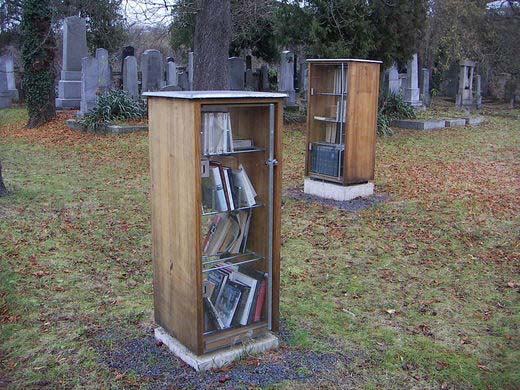 biblioteche insolite al cimitero