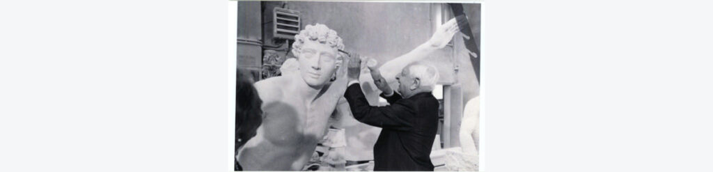 Giorgio-de-Chirico-durante-fasi-di-realizzazione-delle-sculture-dei-Bagni-Misterios